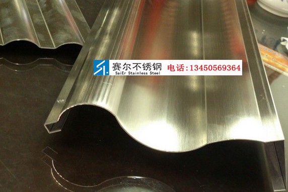 赛尔不锈钢为您提供优质的服务! 批量生产不锈钢线条,大量供应各种规格不锈钢线条。各类不锈钢踢脚线,不锈钢线条,不锈钢装饰条,可按照客户要求定做加工。 不锈钢线条冷压一体成型,严格的选择完美的的组合,典雅的造型,华丽精美的外观,产品结构坚实,耐用,不易起水垢,不易生锈,易清洗,属一次性投入。 不锈钢线条优点: 1.不锈钢线条安装方便、省工、省料。用角线,瓷砖或石材不用靡磨角。倒角,会贴瓷砖和石材的师傅简单、轻松便可完成安装。 2.不锈钢线条使装璜美观、亮丽。角线弧面平滑,线条笔直,能有效